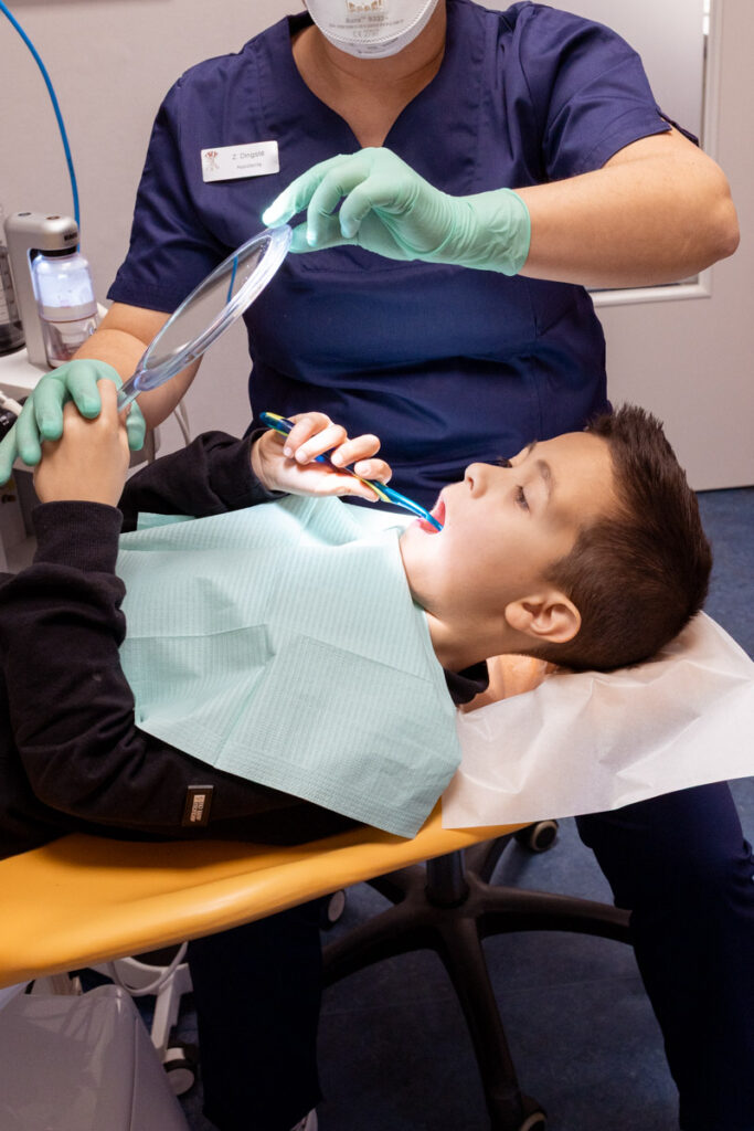 Kindertandheelkunde poetstips door assiste tandarts en mondhygiënepraktijk